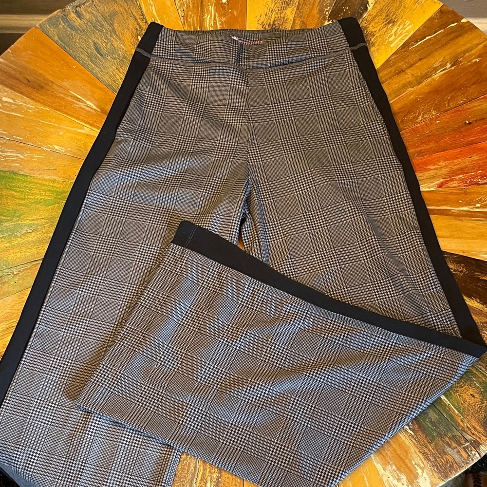 Women’s Kiragrace wide leg pants with accent side stripe, size S